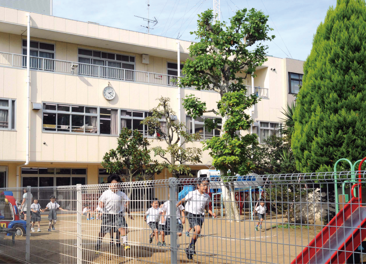  園庭：滑り台や木陰のブランコなど、こどもたちはゆずり合いながらのびのびと遊びます