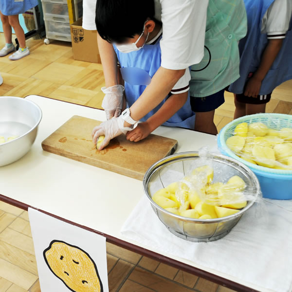 白百合幼稚園は「子ども一人ひとりを見る」ということを何より大切にし、実践しています。
