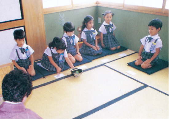 洗練された退陣関係を築き日本の四季、思いやりを学ぶ茶道教室（年長・毎月）